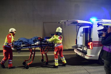 Sanitäter:innen des Roten Kreuzes transportieren eine verletzte Person ab