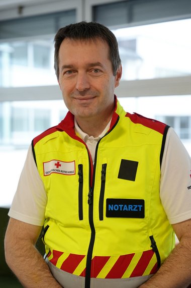 Doktor Alexander Franz, Notarzt des Roten Kreuzes Salzburg, mit gelber Rotkreuz-Weste.