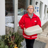 Helga Stadt mit Essen auf Rädern-Box vor der Dienststelle