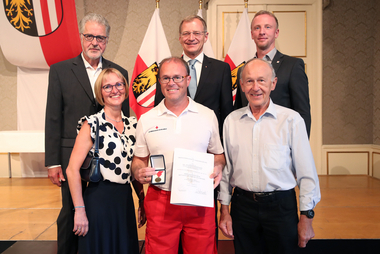 Hannes Hinteregger wurde die Rettungsdienstmedaille von Landeshauptmann und Präsident übergeben