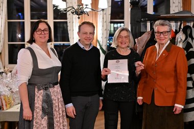 Eine Freiwillige des Rotkreuz-Besuchsdienstes in der Stadt Salzburg wurden mit dem Bronzenen Dienstjahresabzeichen für 10-jährige ehrenamtliche Mitarbeit ausgezeichnet. Von links nach rechts: Roberta Thanner (Leiterin Besuchsdienst), Clemens Ebster (Landesrettungskommandant ad interim), Brigitte Hold, Primaria a D Doktor Ulrike Michl (Vizepräsidentin, Rotes Kreuz Salzburg)