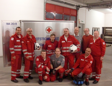 Das Technik-Team im Jahr 2014 vor dem "B3" Anhänger in der Fahrzeuggarage.