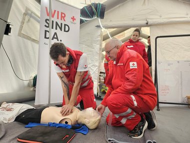© RKV Der Verantwortliche und Initiator des Weltrekordversuchs, Lorenz Harder, durchbrach exakt um 8 Uhr in der Früh des 18. Oktobers die bestehende Weltrekordmarke von 50 Stunden durchgehender Reanimation.