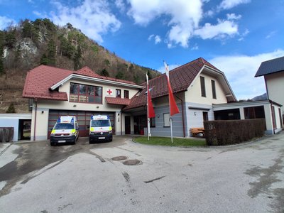 2 Rettungsfahrzeuge aus Gaming vor der Dienststelle.