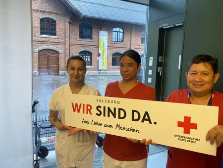 Glücklickes Personal beim Grillfest in Hallein