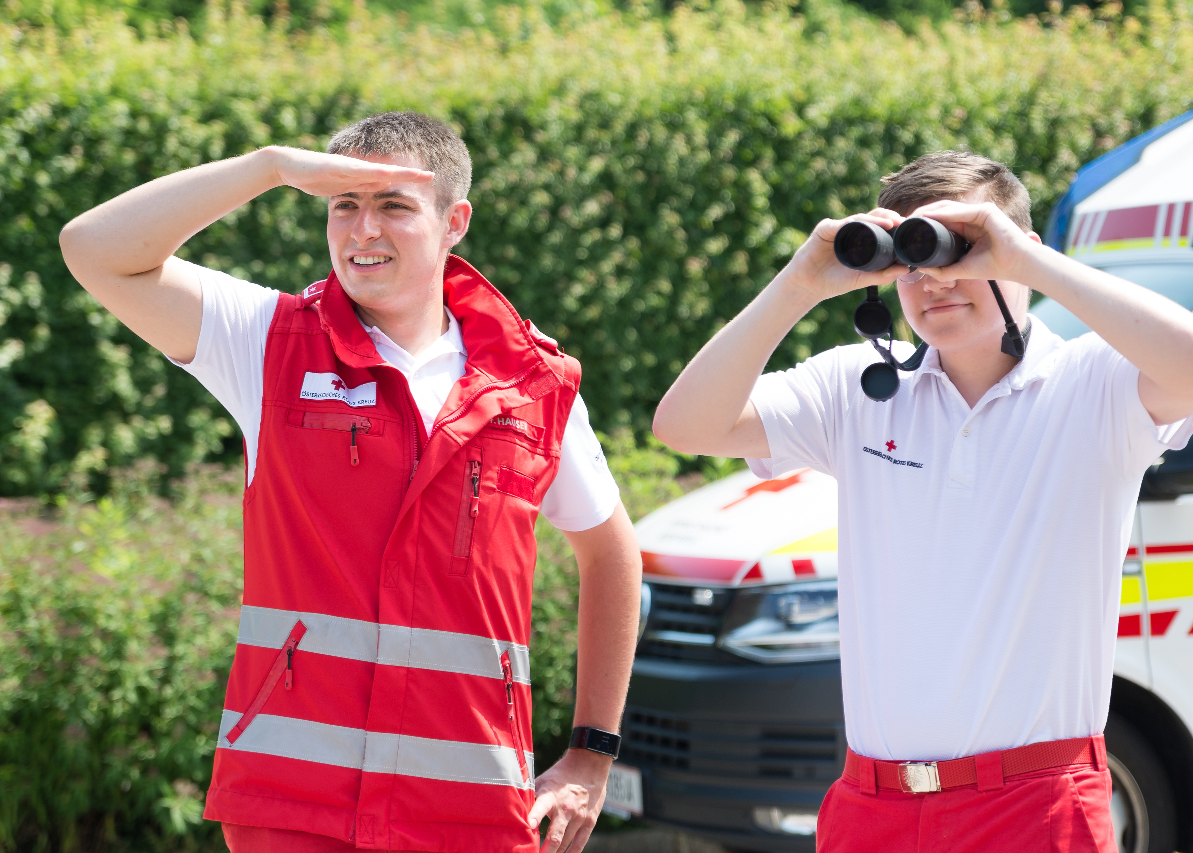 zwei Sanitäter mit Fernglas
