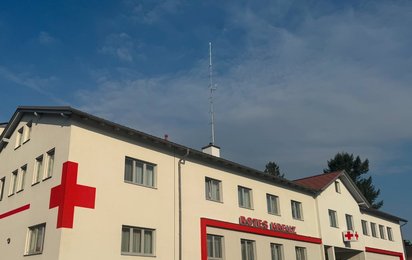Foto von der Rotkreuz-Bezirksstelle Waidhofen/Thaya straßenseitig mit blauem Himmel.