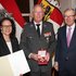 Landeshauptmann Wilfried Haslauer und Landesrätin Daniela Gutschi bei der Überreichung des Ehrenzeichens des Landes Salzburg an Präsident Werner Aufmesser aus Radstadt.