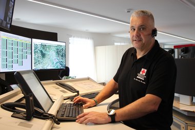 Jürgen Winter ein Leitstellenmitarbeiter wurde an seinem Arbeitsplatz vor dem Computer abgelichtet.
