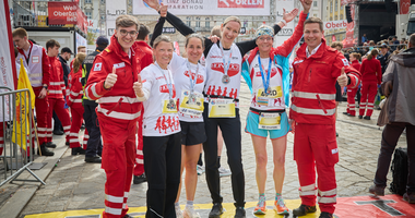 Gruppenfoto v.l.n.r.: Stefan Kager (Rotes Kreuz), Honeder Staffel, Helga Honeder und Mario Lindner (Rotes Kreuz)