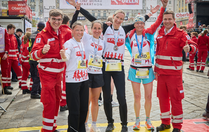 Gruppenfoto v.l.n.r.: Stefan Kager (Rotes Kreuz), Honeder Staffel, Helga Honeder und Mario Lindner (Rotes Kreuz)