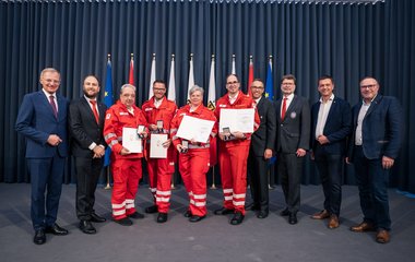 LH Mag. Thomas Stelzer, OÖRK-Präsident Gottfried Hirz, Rotkreuz-Bezirksgeschäftsleiter Peter Haslinger und Ehrengäste gratulieren den geehrten Rettungskräften Franz Bachl, Thomas Mayr, Manuela Stimmeder und Martin Gossenreiter.