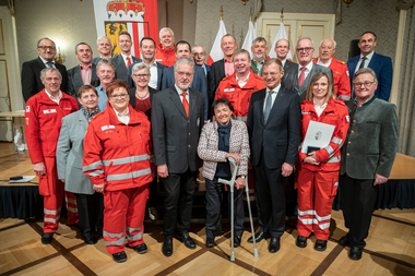 Gruppenbild mit den Geehrten und LH Mag. Thomas Stelzer, RK-Präsident Dr. Aichinger Walter auch Bezirkshauptfrau Dr. Andrea Außerweger, RK-Bezirksstellenleiter Mag. Alois Hochedlinger, RK-Bezirksgeschäftsleiter Gerald Roth, Bürgermeister und Ortsstellenleiter