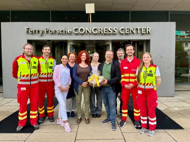 Mitarbeiterinnen des Roten Kreuzes mit dem Team des Ferry Porsche Congress Centers