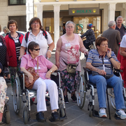Eine Reisegruppe auf einem zentralen Platz in Caorle