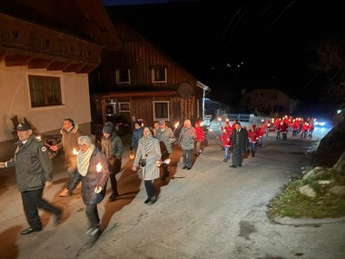Fackelzug im Dunkeln