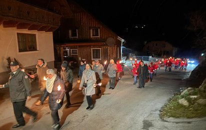 Fackelzug im Dunkeln