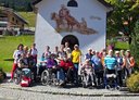 Reisegruppe vor einer Kapelle.