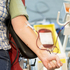 Eine Person spendet Blut