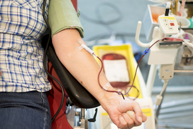 Eine Person spendet Blut