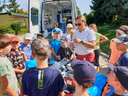 Kindern wird ein Rettungsauto erklärt