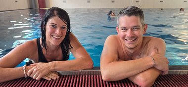 Die Lehrerinnen Katharina Gimpl und Manuel Lemmerer möchten, dass ihre Schülerinnen gut und sicher schwimmen können