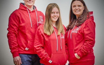 JRK St. Florian - © Credit: OÖRK Werner Asanger Vater Daniel, Tochter Amelie und Mutter Melanie