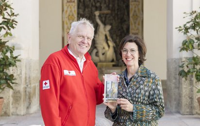 Uwe Nündel vom Blutspendedienst gemeinsam mit der Leiterin vom DomQuartier Andrea Stockhammer