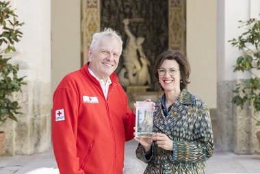 Uwe Nündel vom Blutspendedienst gemeinsam mit der Leiterin vom DomQuartier Andrea Stockhammer