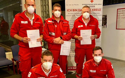 © Fabian Buchacher Gruppenfoto mit 5 Rettungssanitäter, die ihre Zeugnisse präsentieren