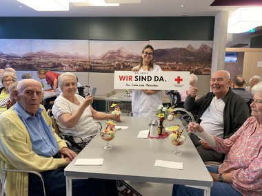 Bewohner:innen des Seniorenwohnhaues Hallein essen Eis