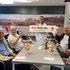 Bewohner:innen des Seniorenwohnhaues Hallein essen Eis