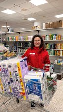 TÖT Aktionstag 2026 - © Österreichisches Rotes Kreuz / LV Oberösterreich Person in roter ÖRK Jacke steht hinter Einkaufswagen voller Hygieneartikel in einem Supermarkt