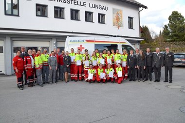 Die neuen Rettungssanitäter:innen mit Vertreter:innen des Roten Kreuzes.