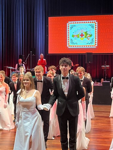 Debütantinnen bei der Eröffnung des Balles.