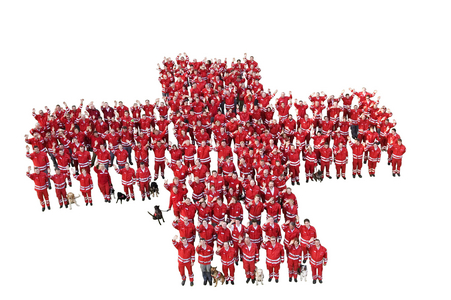 Rotes Kreuz, gebildet aus Rotkreuz-Mitarbeiter_Innen