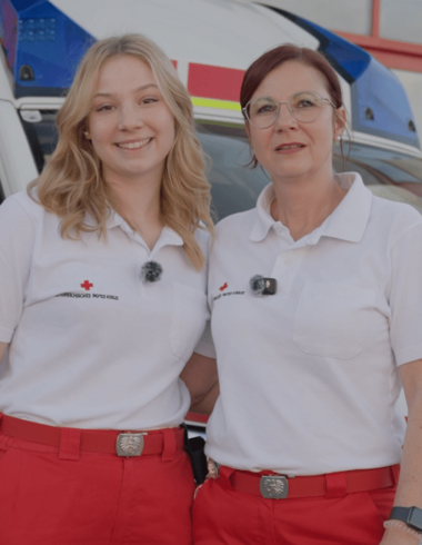 Mutter Marion und ihre Tochter Melissa engagieren sich im Rettungsdienst und sind ein wichtiger Teil der Rotkreuzfamilie.