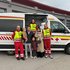 Das Rettungsteam des Roten Kreuzes besuchte Inaya und ihre Familie. (v.l.n.r.): Rettungssanitäter Matthias, Elias, Papa Abubakar, Rotkreuz-Helferin Franziska, Hanni, Mama Hiba mit Baby Inaya, Rettungssanitäter Martin Friedl.
