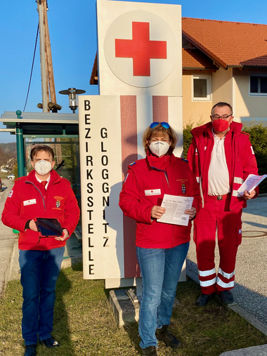 Bezirksstellenleiterin Dr. Patricia Windbrechtinger und Bezirksstellengeschäftsführer Horst Willesberger mit einem Mitarbeiter der Door2Door Mitgliederwerbeaktion