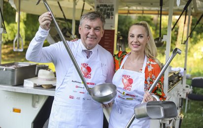 Toni Mörwald und Silvia Schneider mit Gulaschkellen in der Hand