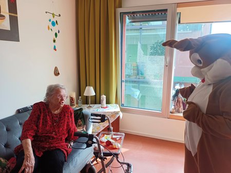 Der Osterhase besucht eine Bewohnerin