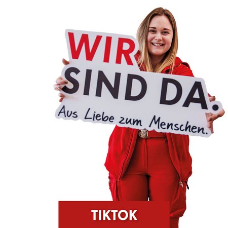 Sanitäterin mit "Wir sind da" Schild