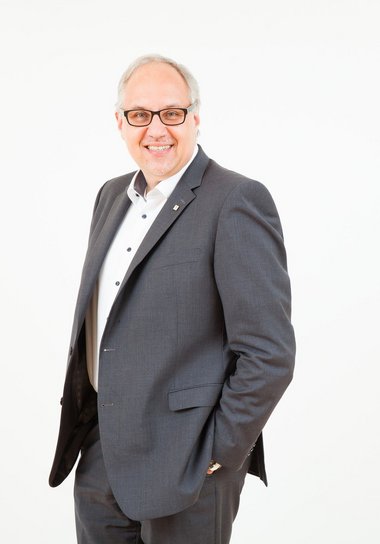 Portraitaufnahme von ÖRK-Bundesrettungskommandant und Mitglied der Geschäftsleitung Mag. Gerry Foitik.