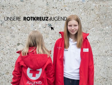 Zwei Mädchen in roten Jacken aus der Jugendgruppe mini Lienz