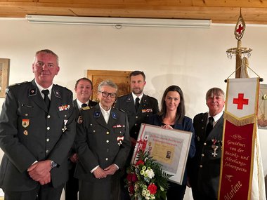 Gruppenfoto mit der neuen Fahnenpatin.