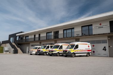 Die Dienststelle Straßwalchen mit ihren vier Einsatzfahrzeugen davor