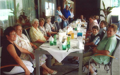 Eine Gruppe von Bewohnern sitzen am Tisch