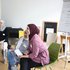 eine Runde von Frauen sitzt in einem Raum zusammen und unterziehen sich einer Schulung zum Thema richtig argumentieren