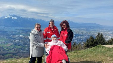 Regina mit Tochter Angela und Walter und Rosi vom Herzenswunsch-Hospizmobil