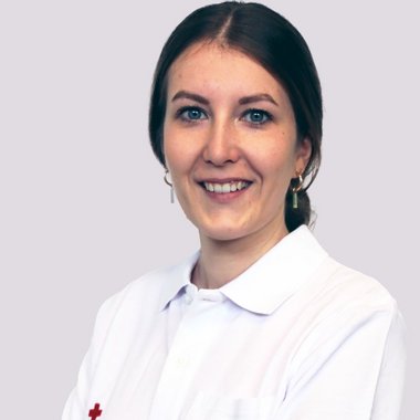 Miriam Wildauer im Portrait und mit Rotkreuz-Poloshirt